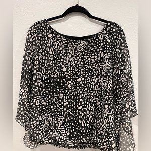 💐 Poncho blouse. With back and white print.